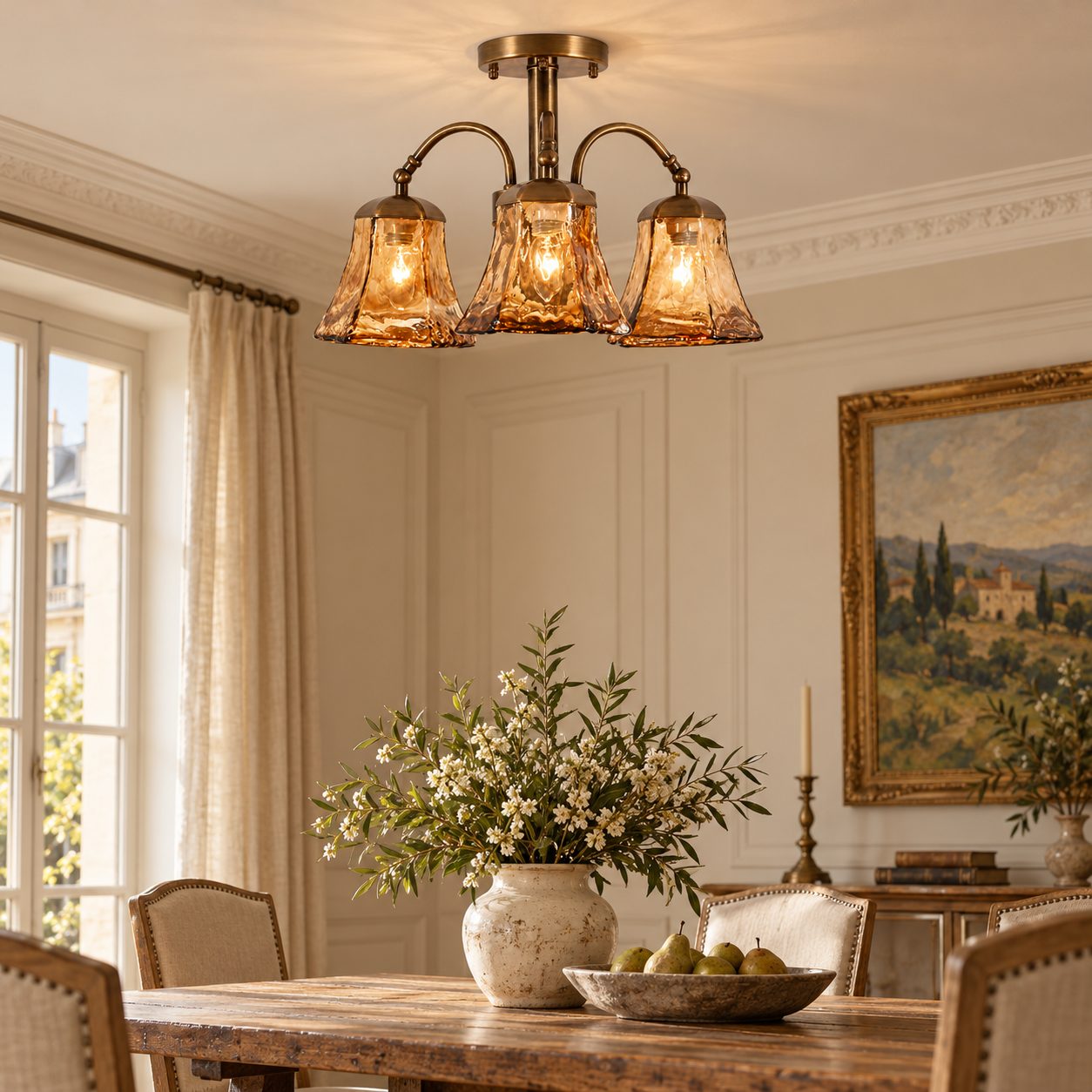 Lámpara de techo de cristal ámbar en el comedor